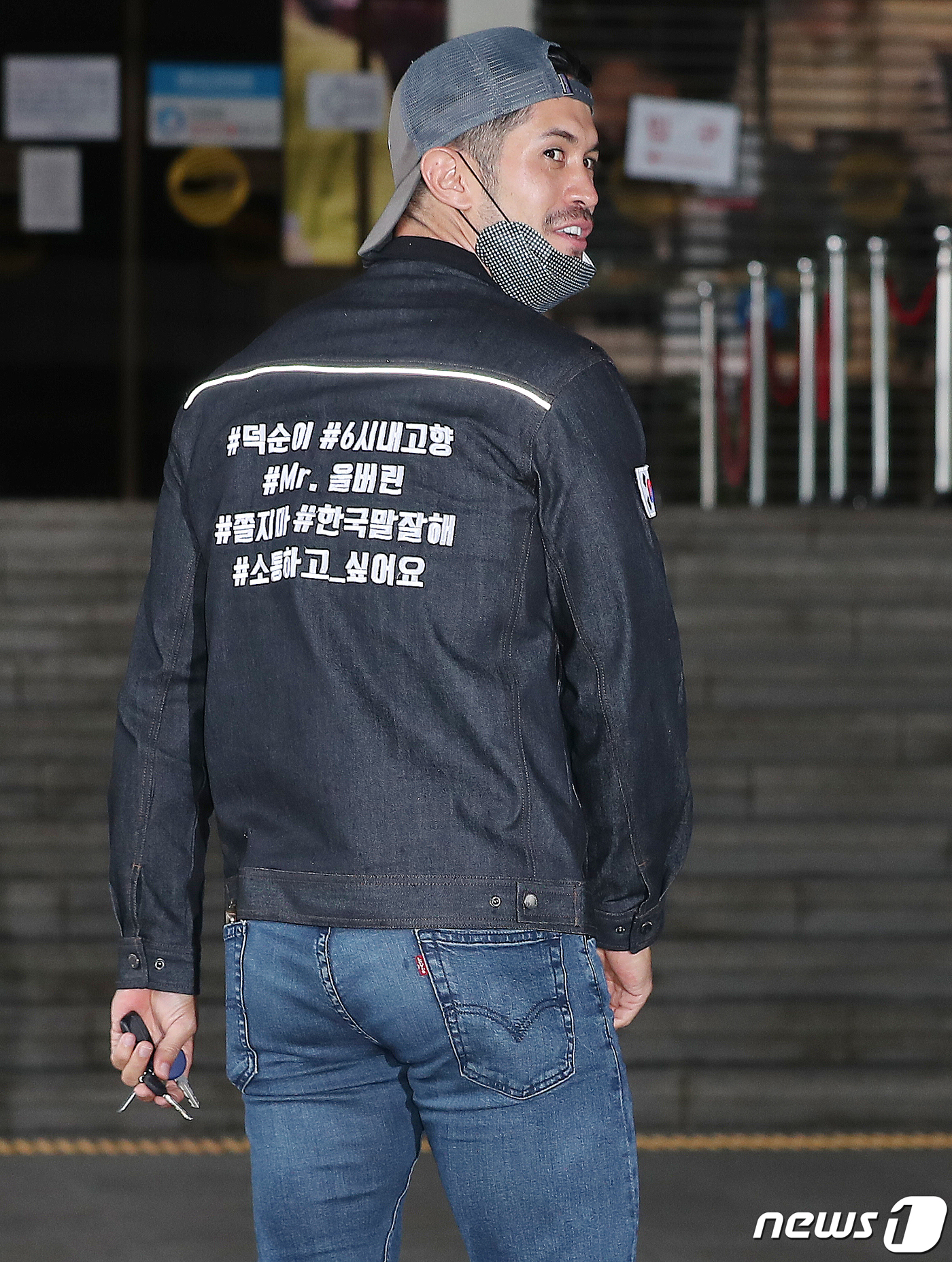 (서울=뉴스1) 김진환 기자 = 방송인 기성 앤더슨이 29일 오후 서울 영등포구 여의도동 KBS 신관에서 열린 KBS1TV '6시 내고향' 생방송 녹화를 위해 방송국에 들어서며 포 …