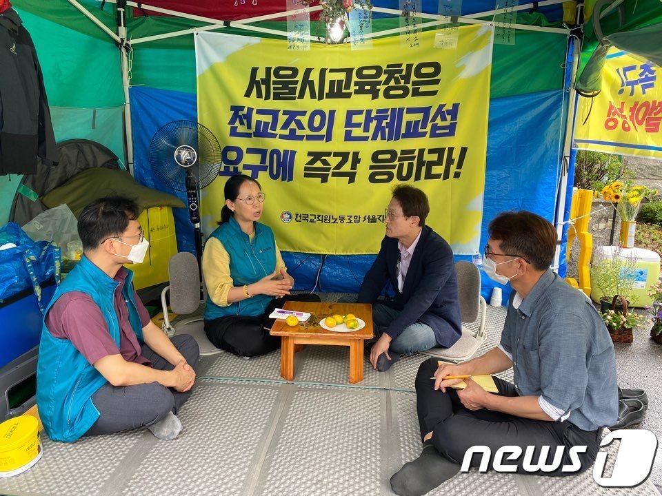 본문 이미지 - 조희연 서울시교육감이 29일 오후 서울 종로구 교육청 정문 앞에서 농성중인 전교조서울지부 조연희 지부장&#40;왼쪽부터 두번째&#41; 등과 대화하고 있다.  &#40;서울시교육청 제공&#41; 2020.7.29/뉴스1