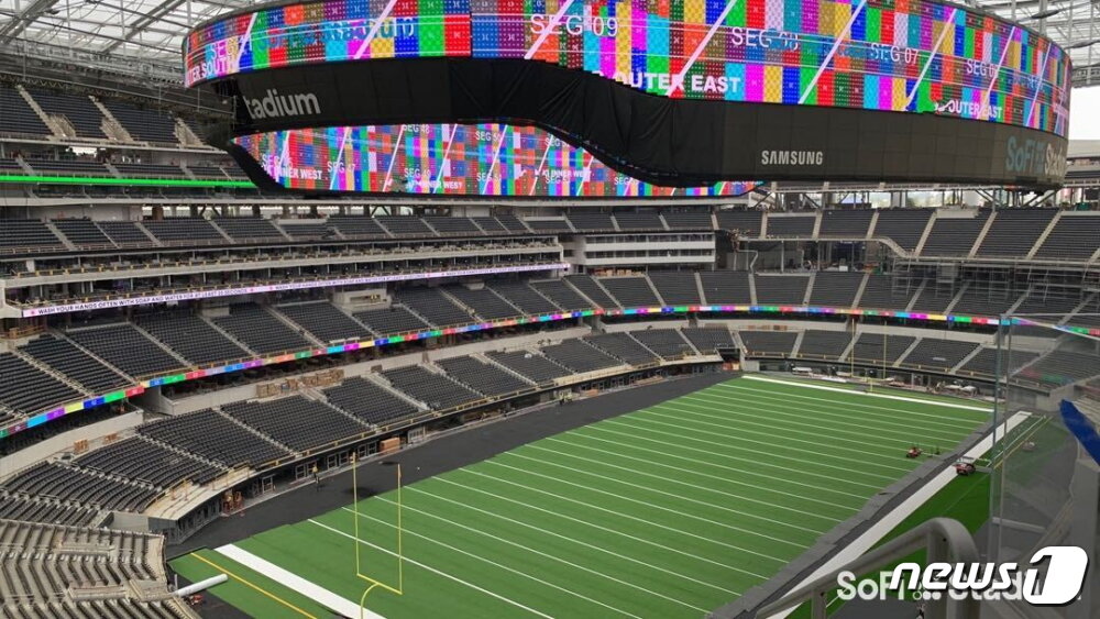 본문 이미지 - 미국 LA '소파이 스타디움' 조감도에 나타난 삼성 LED 사이니지.(삼성전자 US뉴스룸 제공)ⓒ 뉴스1