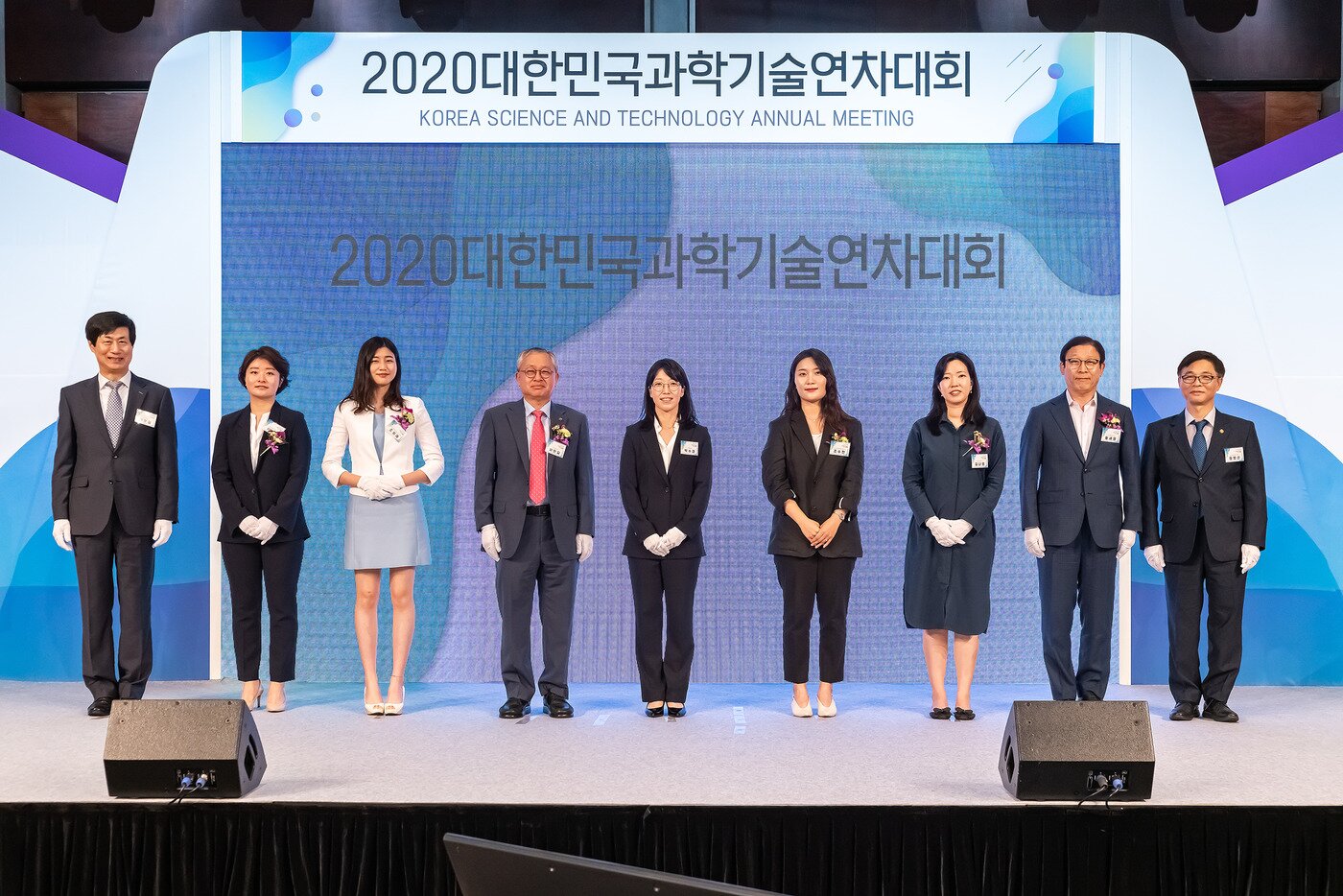 본문 이미지 - 3일 서울시 강남구에서 열린 2020 대한민국과학기술 연차대회에서 대한민국최고과학기술인상, 과학기술우수논문상 수상자 및 시상자들이 기념 촬영을 하고 있다. (왼쪽부터) 이우일 한국과학기술단체총연합회 회장(과학기술우수논문상 시상), 김빛나라 충남대 지질환경과학과 석사(과학기술우수논문상 이학 분야 대표 수상), 조희재 고려대 오정에코리질리언스연구원 연구원(과학기술우수논문상 공학 분야 대표 수상), 서판길 한국뇌연구원 원장(대한민국최고과학기술인상 수상), 박수경 과학기술보좌관(대한민국최고과학기술인상 시상), 조수민 농촌진흥청 국립식량과학원 농업연구사(과학기술우수논문상 농수산 분야 대표 수상), 김나영 연세대 의과대학 재활의학교실 임상조교수(과학기술우수논문상 보건 분야 대표 수상), 함세영 부산대 지질환경과학과 교수(과학기술우수논문상 종합 분야 대표 수상), 정병선 과학기술정보통신부 제1차관 (한국과학기술단체총연합회 제공) 2020.07.03 / 뉴스1