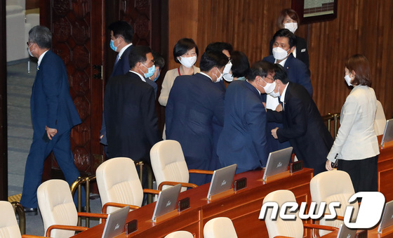 본회의 마친 뒤 의원들과 주먹인사 나누는 김태년