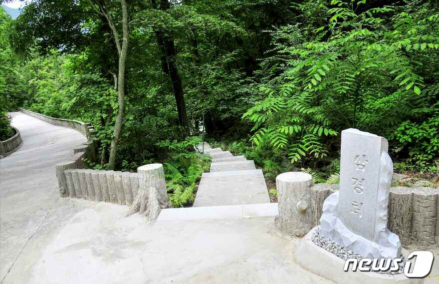 (평양 노동신문=뉴스1) = 북한 노동당 기관지 노동신문은 30일 "천하명승 묘향산 지구가 더욱 훌륭히 꾸려졌다"며 평안북도 묘향산을 조명했다. 이에 따르면 북한은 최근 '묘향산지 …