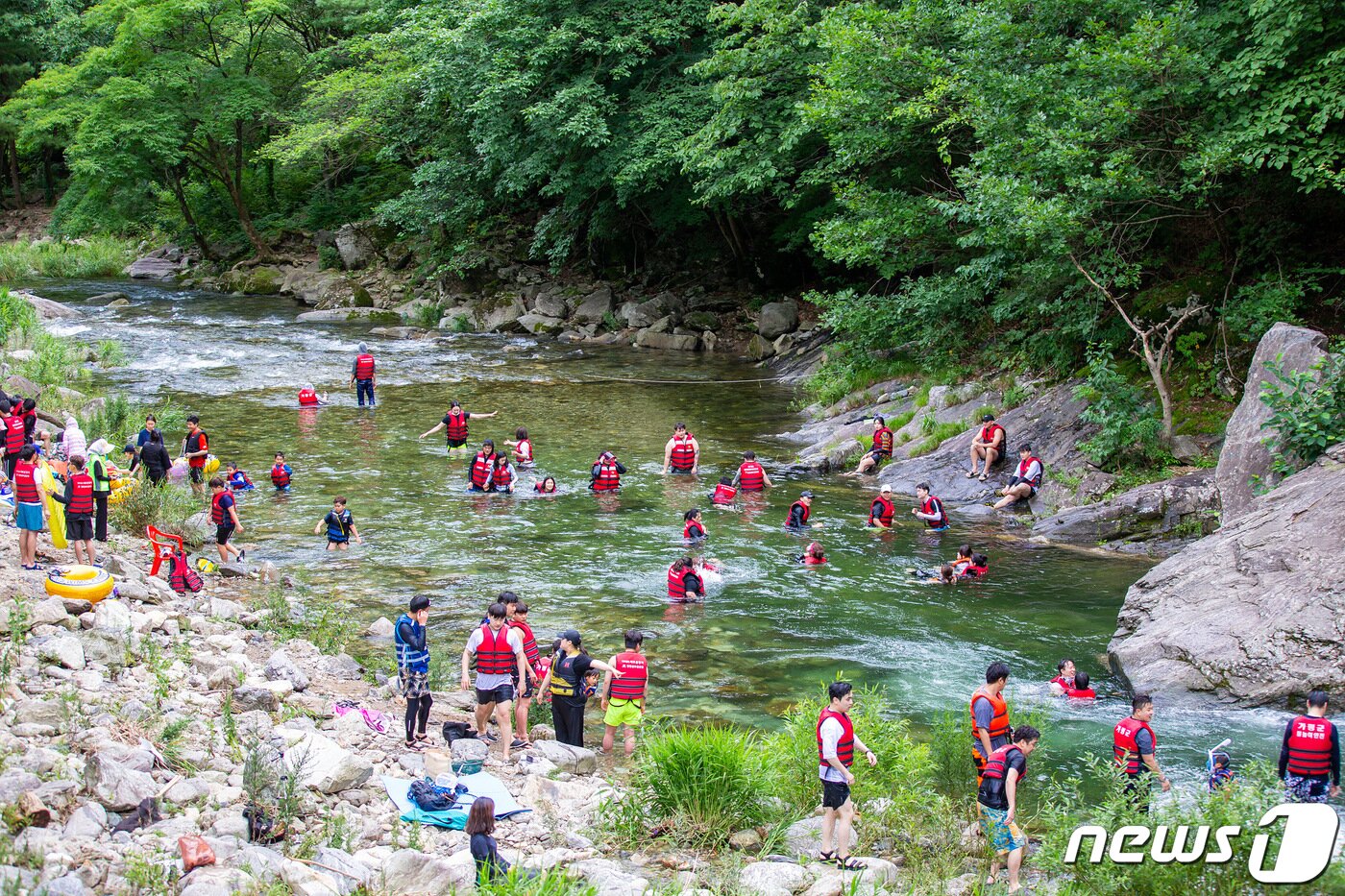 본문 이미지 - 경기도는 자릿세 등 각종 불법의 온상이었던 가평 용추계곡을 께끗하게 정비했다.(경기도 제공)ⓒ 뉴스1
