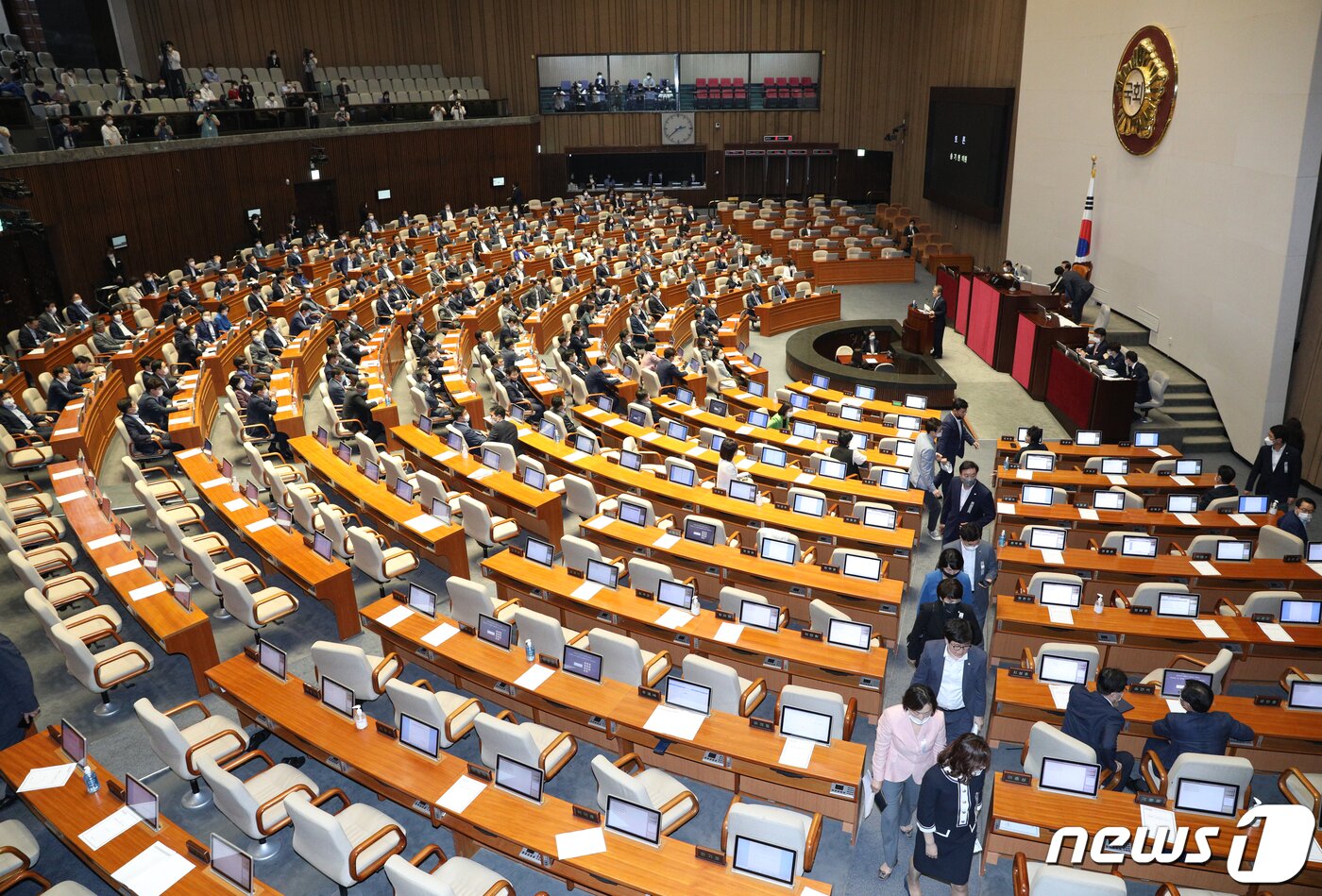 본문 이미지 - 30일 오후 서울 여의도 국회에서 열린 제380회국회(임시회) 제7차 본회의에서 미래통합당 의원들이 주택임대차보호법 및 상가건물임대차보호법 개정안에 반대하며 퇴장하고 있다. 더불어민주당은 이날 본회의에서 전월세 상한제와 계약갱신청구권을 도입하는 내용의 주택임대차보호법 및 상가건물임대차보호법 개정안을 처리할 예정이다. 2020.7.30/뉴스1 ⓒ News1 신웅수 기자