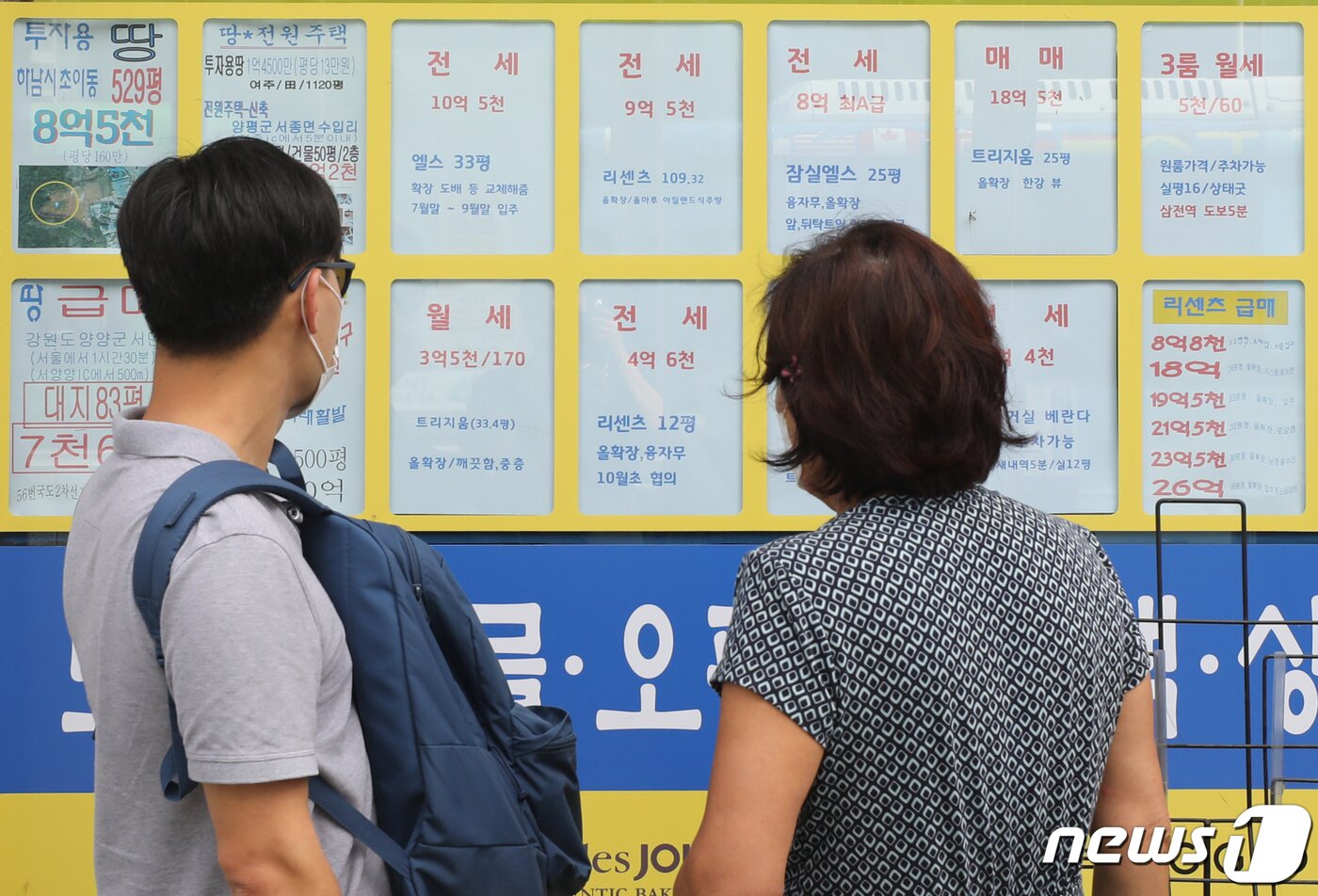 본문 이미지 - 계약갱신청구권제와 전월세상한제를 도입하는 &#39;주택임대차보호법&#39; 개정안이 국회 본회의를 통과한 지난 30일 서울 송파구 한 부동산중계업소에 부동산 매물정보가 붙어 있다. 이날 한국감정원은 27일 조사 기준 서울 아파트 전셋값이 0.14% 올랐다고 밝혔다. ⓒ News1 송원영 기자