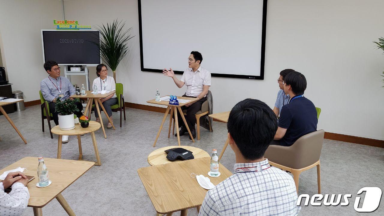 본문 이미지 - 이재용 삼성전자 부회장이 지난 7월 30일 차세대 반도체 패키징 기술개발 전략을 점검하기 위해 충남 온양사업장을 방문, 직원들과 간담회를 하고 있다. (삼성전자 제공) 2020.7.30/뉴스1