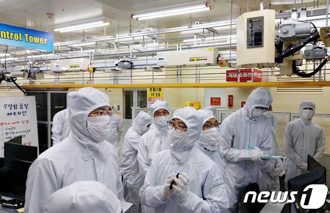 본문 이미지 - 이재용 삼성전자 부회장이 2020년 7월 30일 충남 온양사업장을 찾아 반도체 패키징 라인을 살펴보고 있다.(삼성전자 제공)/뉴스1