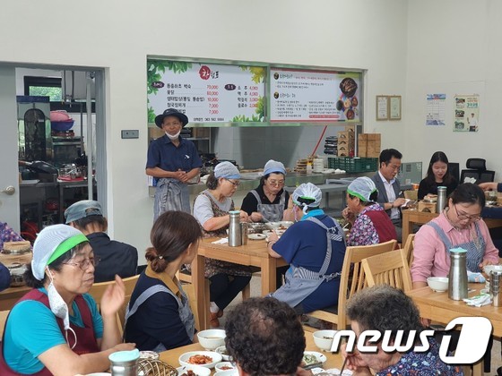 유네스코 생물권보전지역 핵심지역인 전북 고창군 아산면 용계마을 주민들이 차려내는 건강밥상인 ‘운곡습지 식당’이 문을 열었다. /© 뉴스1