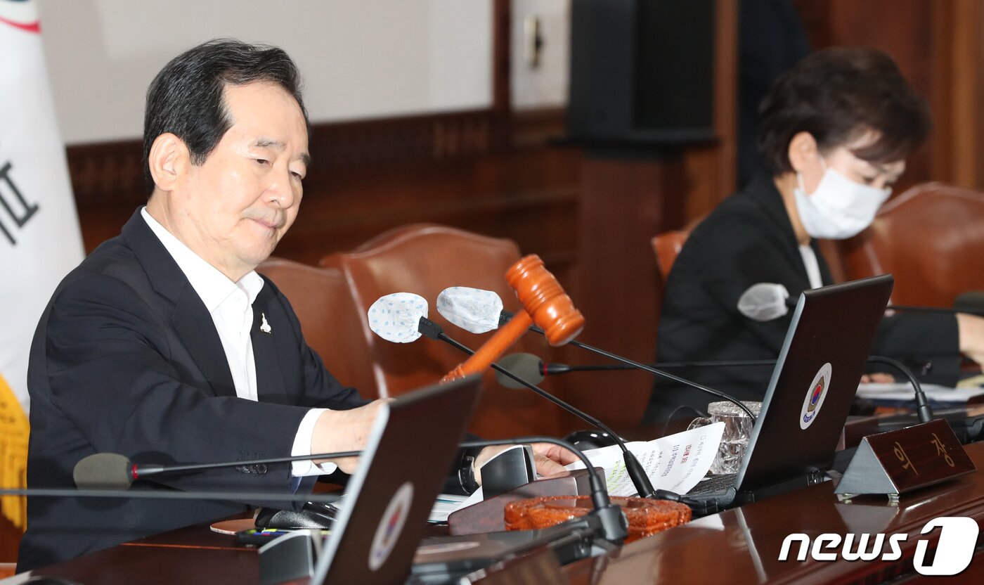 본문 이미지 - 정세균 국무총리가 지난 31일 서울 세종대로 정부서울청사에서 열린 임시 국무회의에서 의사봉을 두드리고 있다. 이날 회의에서는 이른바 &#39;임대차 3법&#39; 중 주택임대차보호법 개정안 공포안을 심의 의결했다. 오른쪽은 김현미 국토부장관. 2020.7.31/뉴스1 ⓒ News1 허경 기자