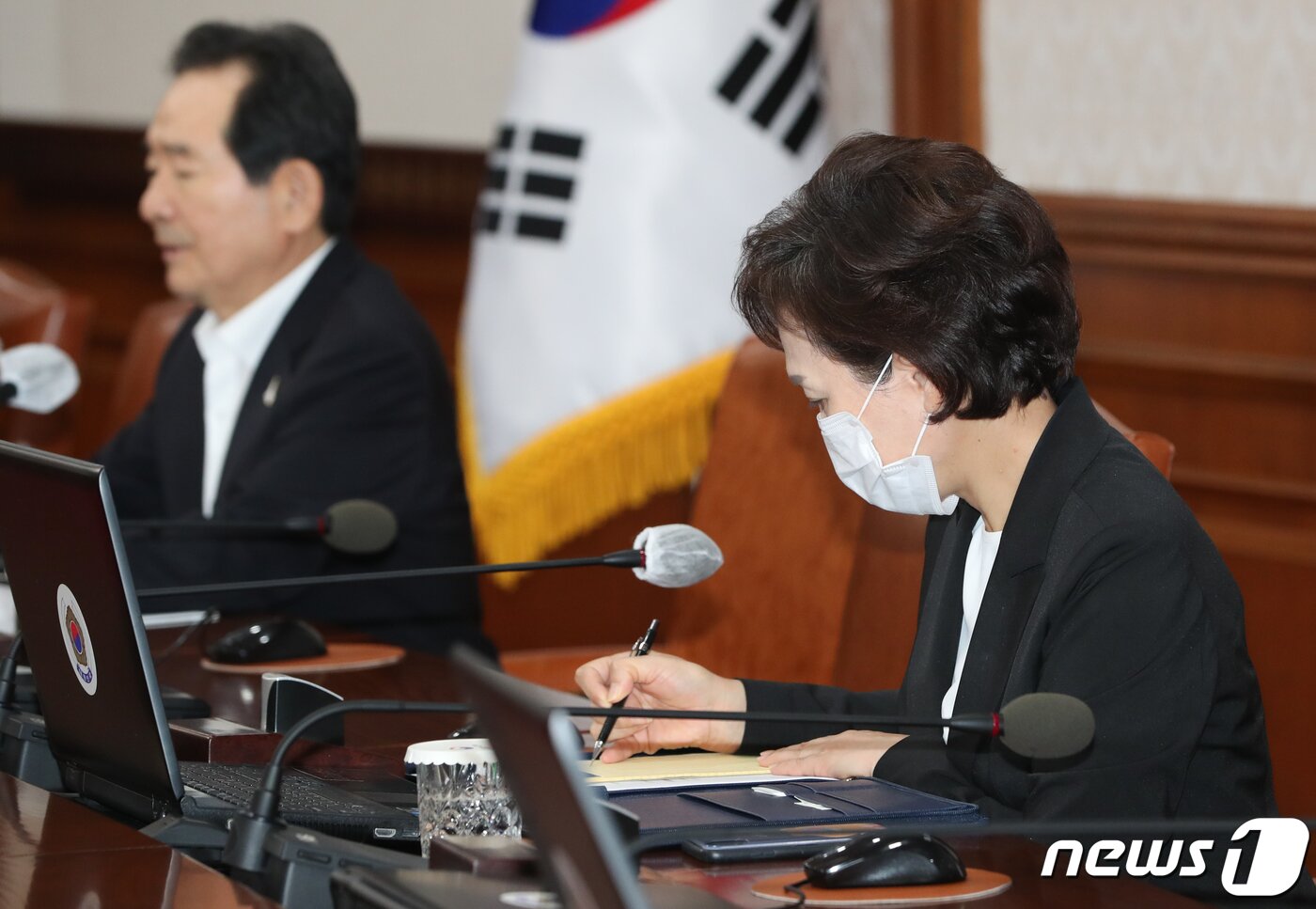 본문 이미지 - 김현미 국토교통부 장관이 31일 서울 세종대로 정부서울청사에서 열린 임시 국무회의에서 정세균 국무총리의 모두발언을 메모하고 있다. 이날 회의에서는 이른바 &#39;임대차 3법&#39; 중 주택임대차보호법 개정안 공포안을 심의 의결한다. 2020.7.31/뉴스1 ⓒ News1 허경 기자