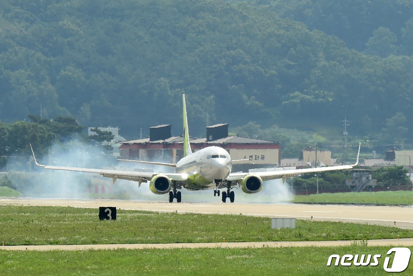 진에어 B737-800 항공기가 포항공항 활주로에 착륙하고 있다.  2020.7.31/뉴스1 ⓒ News1 최창호 기자