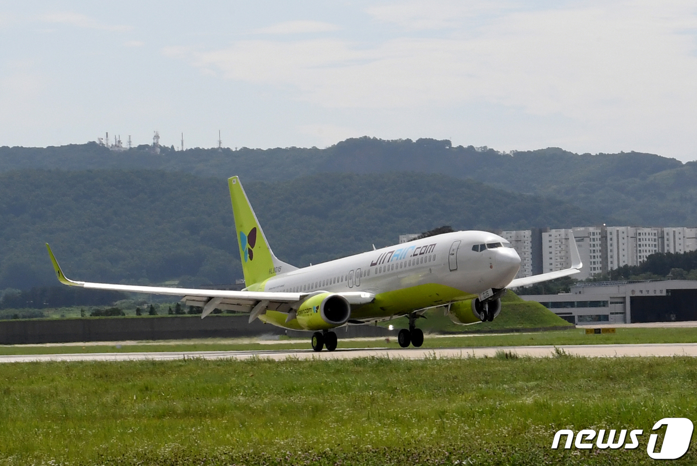 (포항=뉴스1) 최창호 기자 = 대한항공 자매회사인 진에어 B737-800(189석) 제주행 항공기가 31일 오전 경북 포항시 남구 포항공항 활주로를 이륙하고 있다. 진에어는 이날 …