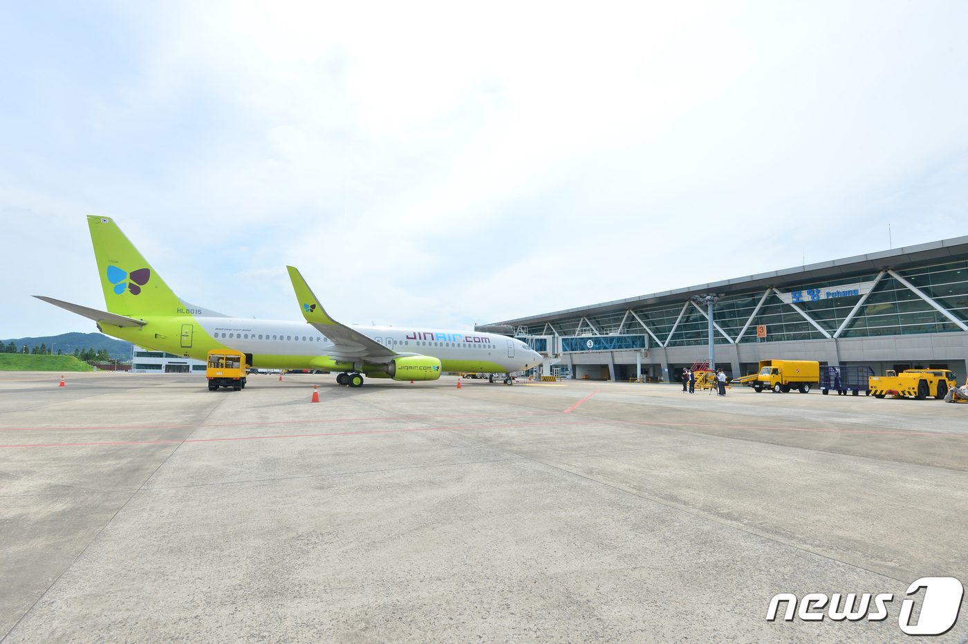 (포항=뉴스1) 최창호 기자 = 대한항공 자매회사인 진에어 B737-800(189석) 제주행 항공기가 31일 오전 경북 포항시 남구 포항공항에서 이륙 준비를 하고 있다. 진에어는 …