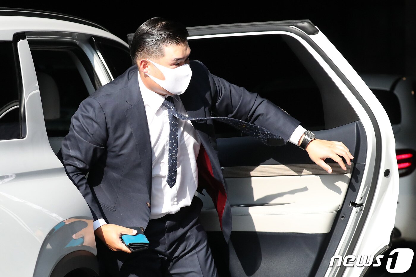 본문 이미지 - 장세주 동국제강 회장 장남인 장선익 경영전략팀장 이사가 4일 오후 서울 종로구 포시즌스 호텔에서 열린 정기선 현대중공업 부사장의 결혼식에 참석하고 있다. 정 부사장은 정몽준 아산재단 이사장의 장남이자 현대가(家) 3세로 이날 서울 명문 사립대를 갓 졸업한, 교육자 집안 출신 재원과 백년가약을 맺었다. 2020.7.4/뉴스1 ⓒ News1 이동해 기자