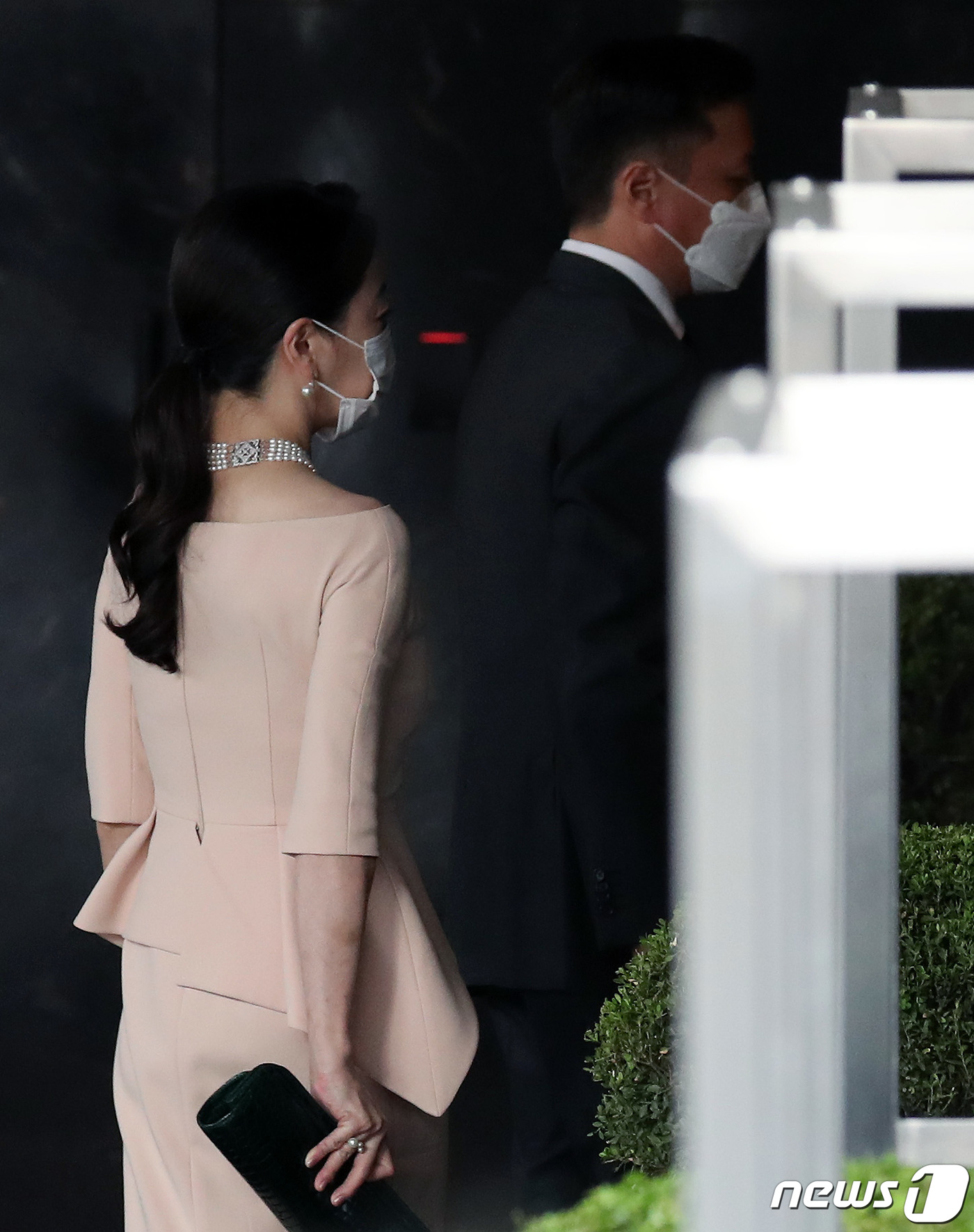 (서울=뉴스1) 이동해 기자 = 정대선 현대비에스엔씨 사장, 노현정 전 KBS 아나운서 부부가 4일 오후 서울 종로구 포시즌스 호텔에서 열린 정기선 현대중공업 부사장의 결혼식에 참 …