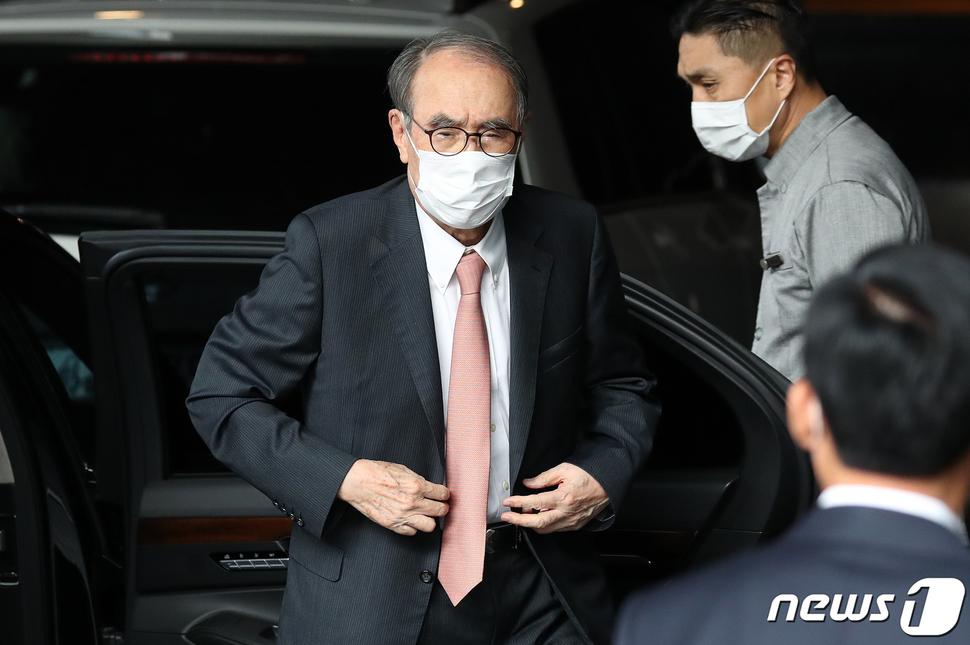 (서울=뉴스1) 이동해 기자 = 이홍구 전 국무총리가 4일 오후 서울 종로구 포시즌스 호텔에서 열린 정기선 현대중공업 부사장의 결혼식에 참석하고 있다. 정 부사장은 정몽준 아산재단 …