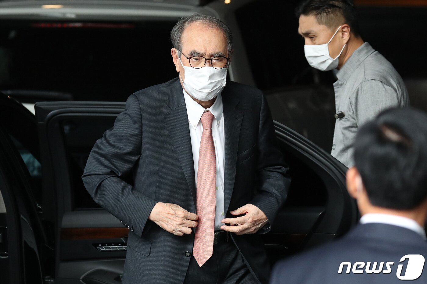 본문 이미지 - 이홍구 전 국무총리가 4일 오후 서울 종로구 포시즌스 호텔에서 열린 정기선 현대중공업 부사장의 결혼식에 참석하고 있다. 정 부사장은 정몽준 아산재단 이사장의 장남이자 현대가(家) 3세로 이날 서울 명문 사립대를 갓 졸업한, 교육자 집안 출신 재원과 백년가약을 맺었다. 2020.7.4/뉴스1 ⓒ News1 이동해 기자