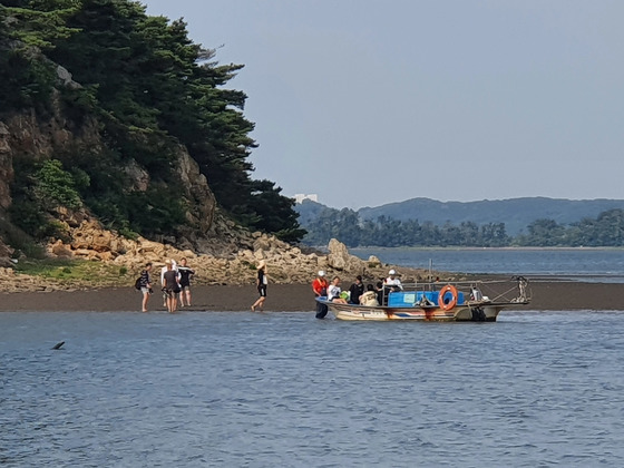 인천해경, 동검도 고립 13명 민간 어선 이용 구조