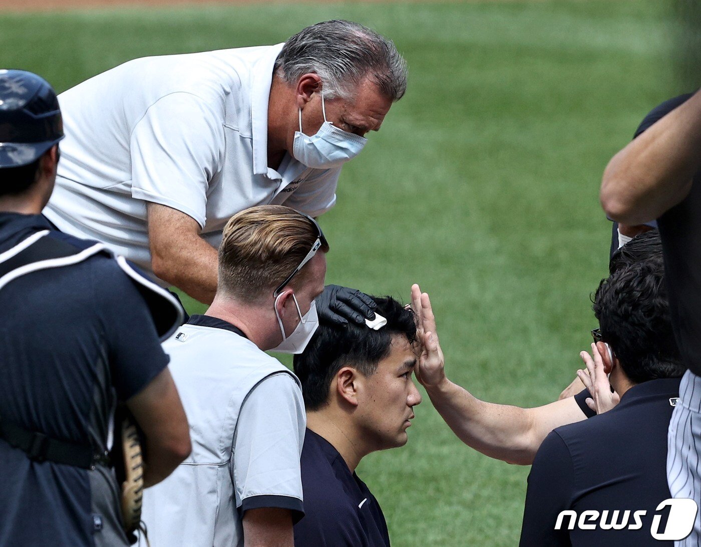 본문 이미지 - 뉴욕 양키스의 일본인 투수 다나카 마사히로(32)가 5일(한국시간) 뉴욕 양키스타디움에서 시뮬레이션 경기 중 팀 동료 지안카를로 스탠트의 타구에 머리를 맞고 쓰러졌다.ⓒ AFP=뉴스1