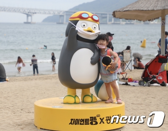 7월 첫째주 주말인 5일 부산 광안리 해수욕장을 찾은 어린아이가 펭수와 함께 사진촬영을 하고 있다.2020.7.5/뉴스1 © News1 박세진 기자