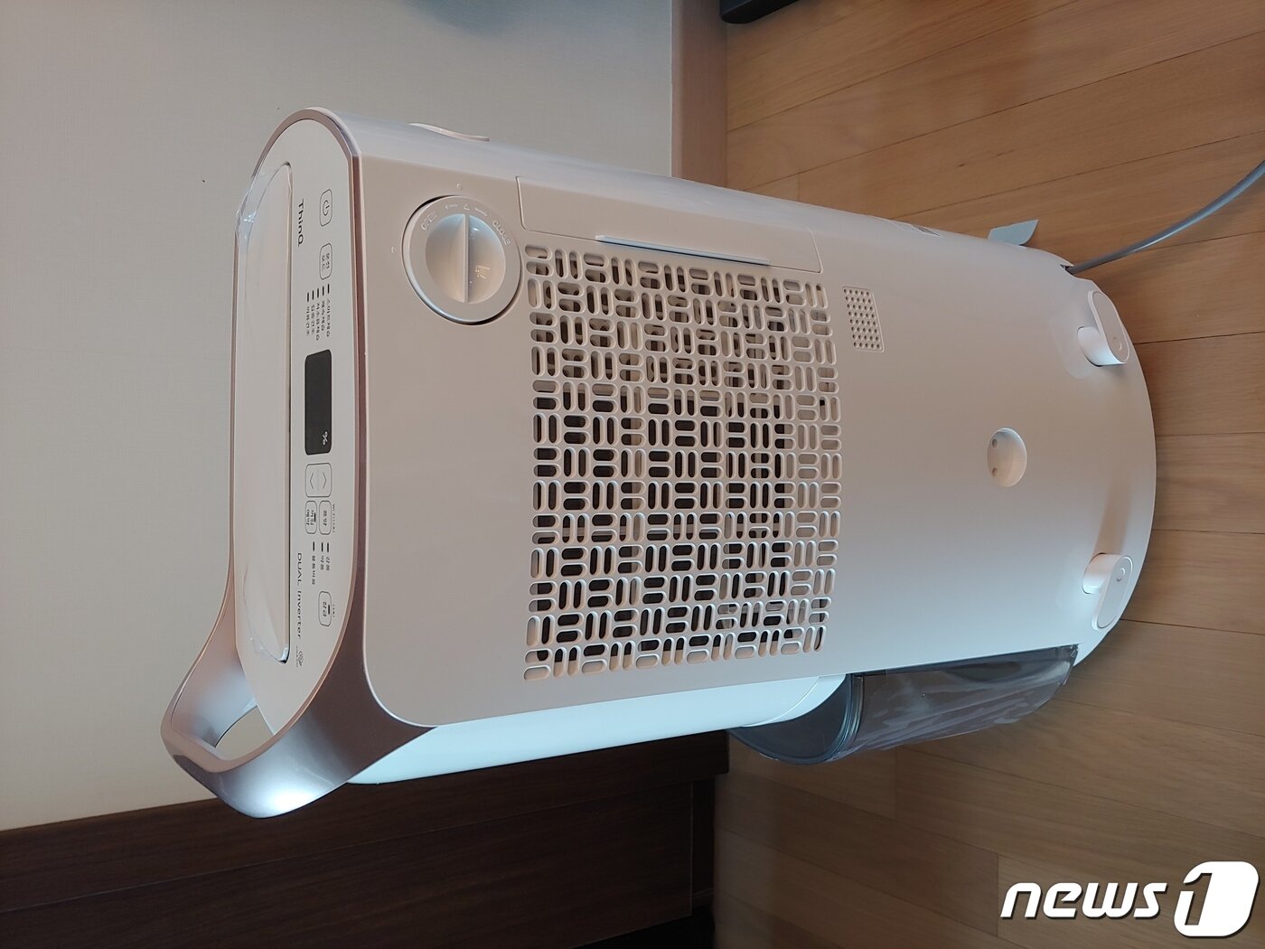 본문 이미지 - 흡입구 쪽이 오히려 앞쪽이었으면 어떨까? 선을 말아서 코드를 꽂아 이동할 수 있는 돼지코가 귀엽다ⓒ 뉴스1