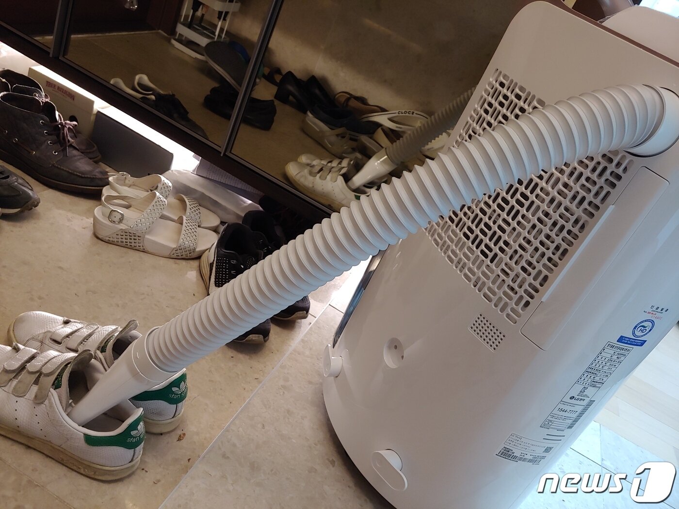 본문 이미지 - 제습기에 연장호스와 신발용 'Y'자 건조키트를 장착해 신발을 건조하는 모습 ⓒ 뉴스1