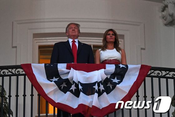 [사진] 백악관 발코니서 행사 참관하는 트럼프 부부