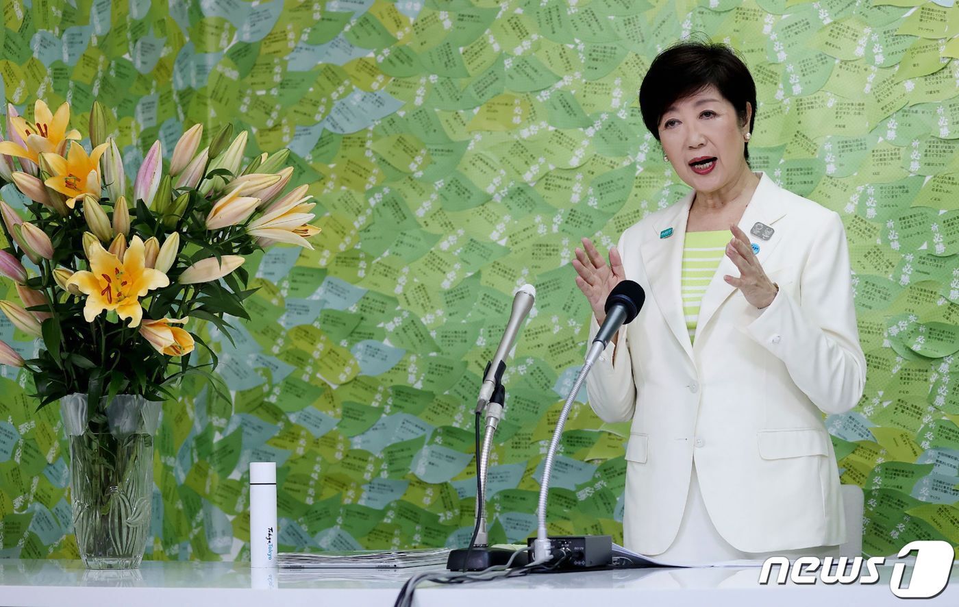 본문 이미지 - 고이케 유리코 도쿄도 도지사가 5일(현지시간) 도쿄에서 도지사 재선에 성공한 뒤 취재진과 인터뷰를 하고 있다. ⓒ AFP=뉴스1 ⓒ News1 우동명 기자