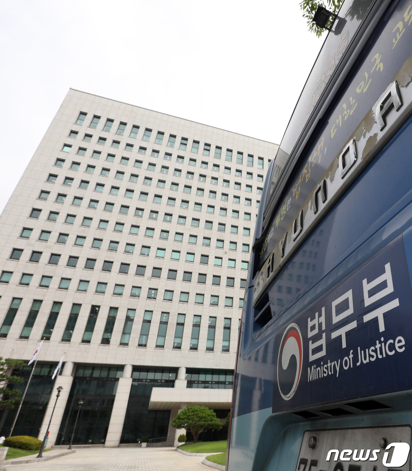 (서울=뉴스1) 황기선 기자 = 6일 서울 서초구 대검찰청에 적막감이 흐르고 있다.법조계에 따르면 윤석열 검찰총장은 지난 3일 추미애 법무부 장관의 수사 지휘에 대응하기 위해 소집 …