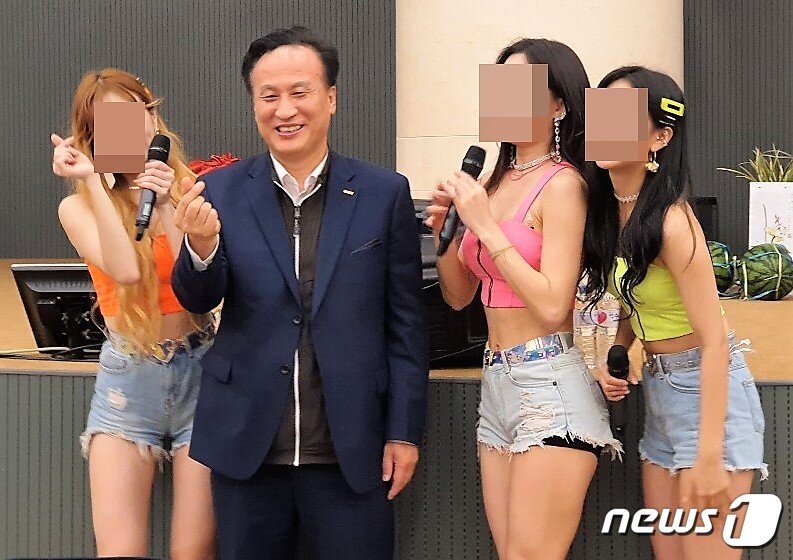 본문 이미지 - 배동욱 소상공인연합회 회장이 지난 6월 25일 강원 평창에서 열린 워크숍에서 걸그룹과 함께 사진을 찍고 있다. (NSP통신 제공) ⓒ 뉴스1