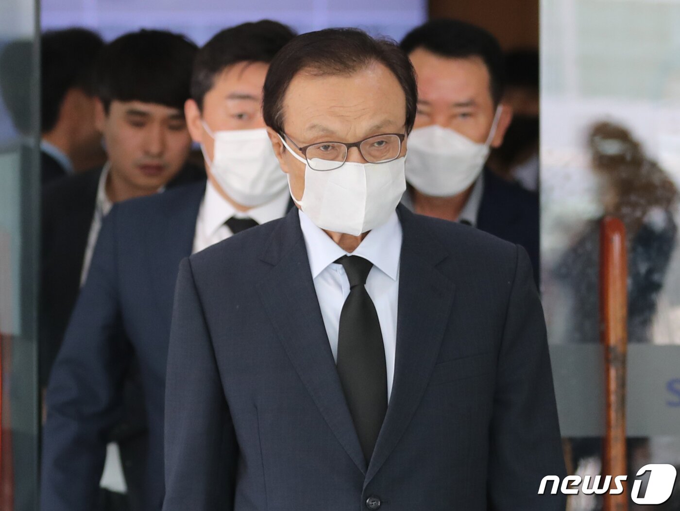 본문 이미지 - 이해찬 더불어민주당 대표가 6일 서울 종로구 서울대학병원 장례식장에 마련된 안희정 전 충남도지사 모친의 빈소 조문을 마치고 나오고 있다. 2020.7.6/뉴스1 ⓒ News1 송원영 기자