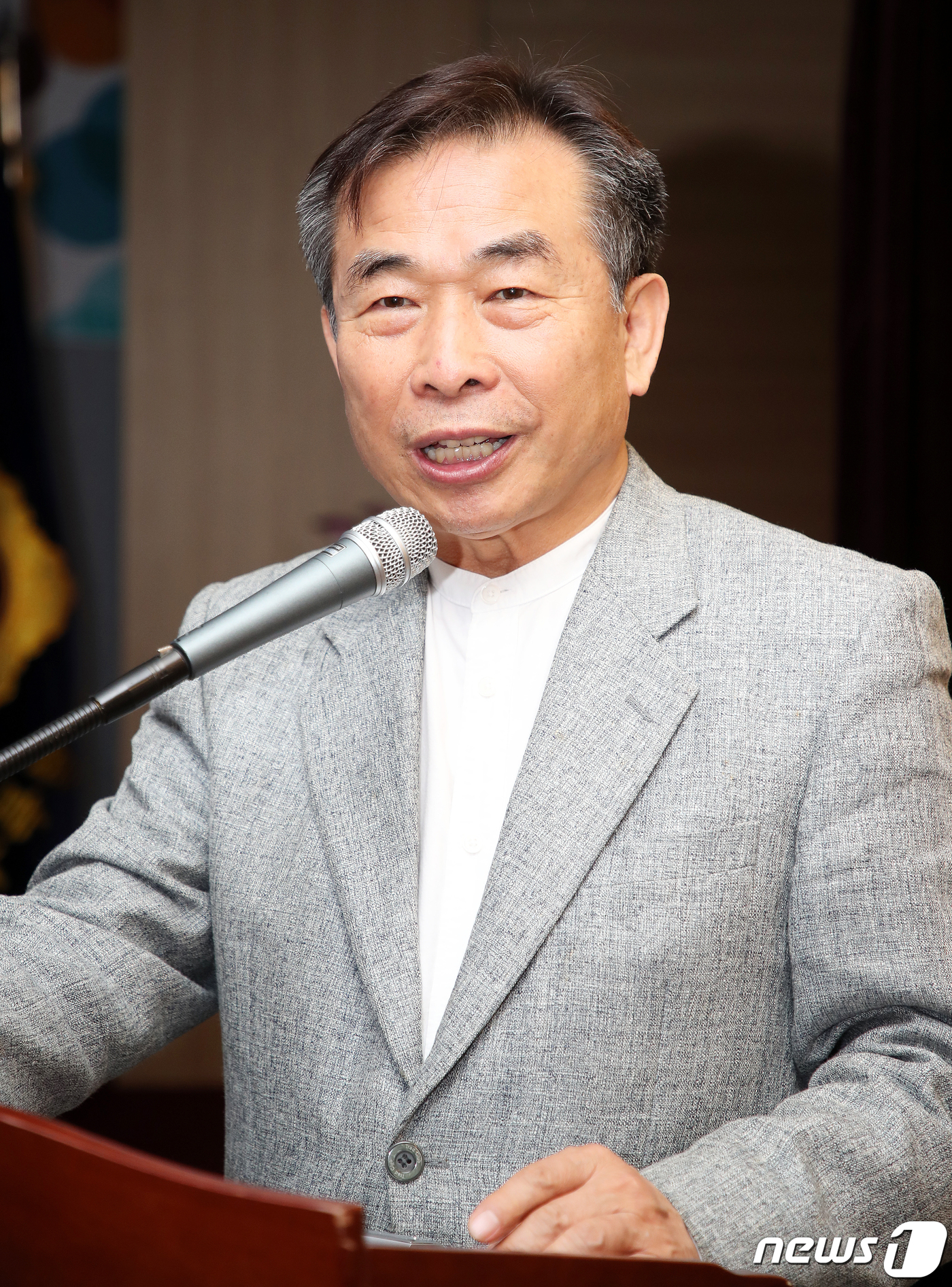 (제주=뉴스1) 오미란 기자 = 고도원 국립산림치유원 원장(아침편지문화재단 이사장)이 6일 제주도의회 대회의실에서 열린 '코로나 블루의 사회적 위기 진단과 처방을 위한 전문가 간담 …