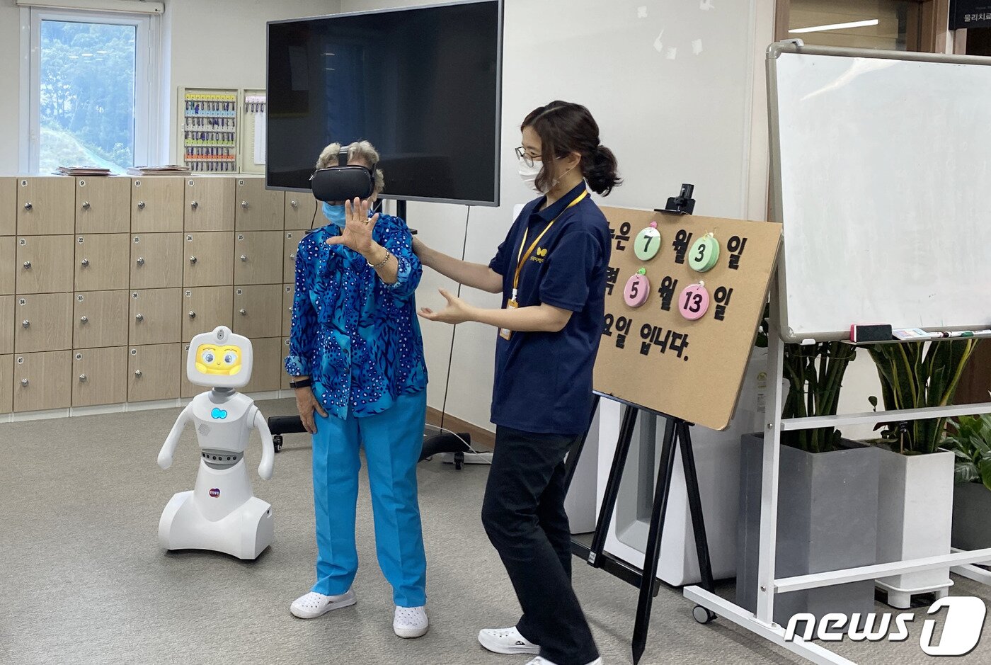 본문 이미지 - 한컴 말랑말랑 행복케어 용인점 로봇. (한글과컴퓨터 제공)ⓒ 뉴스1