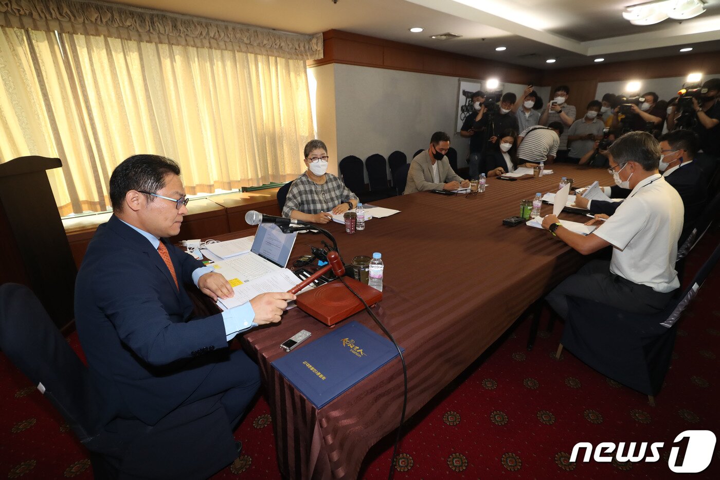 본문 이미지 - 철인3종경기 국가대표 출신 고(故) 최숙현 선수 사망사건과 관련해 6일 오후 서울 송파구 올림픽파크텔에서 열린 철인3종협회 스포츠공정위원회에서 안영주 스포츠공정위원장이 의사봉을 두드리고 있다. 2020.7.6/뉴스1 ⓒ News1 박지혜 기자