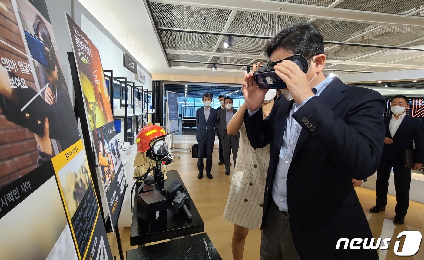 본문 이미지 - 이재용 삼성전자 부회장이 지난 7월 6일 삼성전자 수원사업장에 위치한 'C랩 갤러리'를 찾아 사내 스타트업 '릴루미노' 기술을 체험하고 있다. '릴루미노'는 VR기술을 이용한 시각장애인 시각 보조 솔루션이다. (삼성전자 제공) 2020.7.6/뉴스1