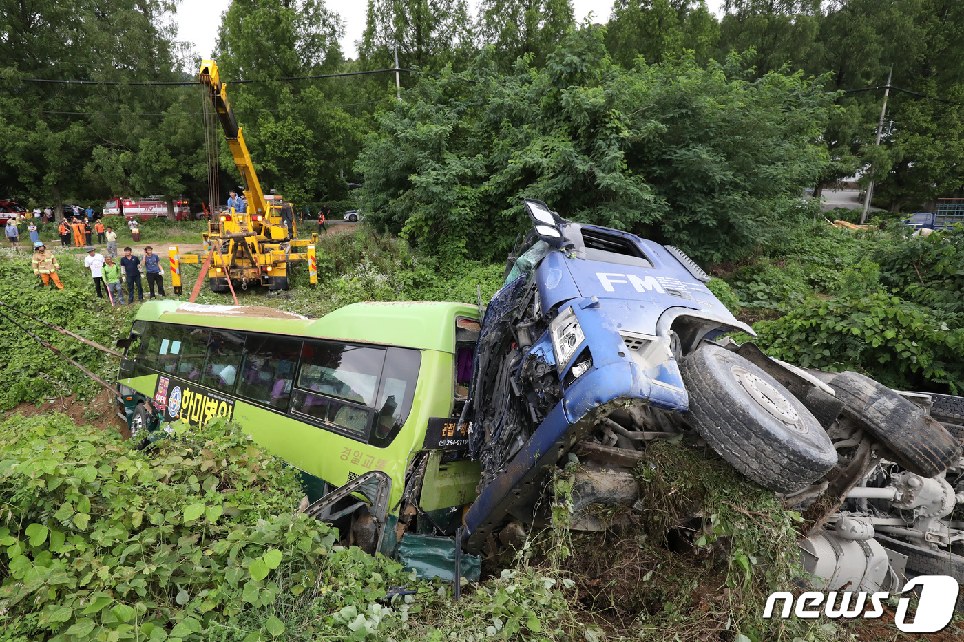 (성주=뉴스1) 공정식 기자 = 6일 오후 5시 5분쯤 경북 성주군 선남면 성원리 국도 30호선 세원마을 앞에서 25톤 덤프트럭과 대구로 향하던 250번 시외버스가 부딪히며 가드레 …