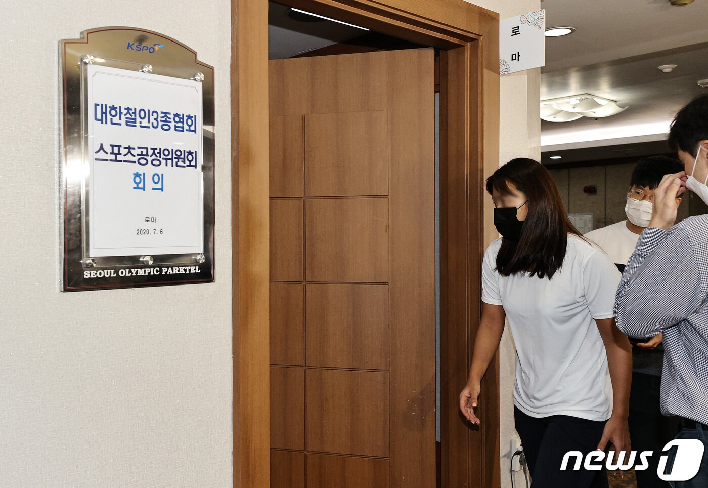 본문 이미지 - 고 최숙현선수 가혹행위 가해자로 지목된 경주시청 트라이애슬론 팀 전 주장인 장윤정 선수가 6일 오후 서울 송파구 올림픽파크텔에서 열린 철인3종협회 스포츠공정위원회 회의에 출석하고 있다. 2020.7.6/뉴스1 ⓒ News1 박지혜 기자