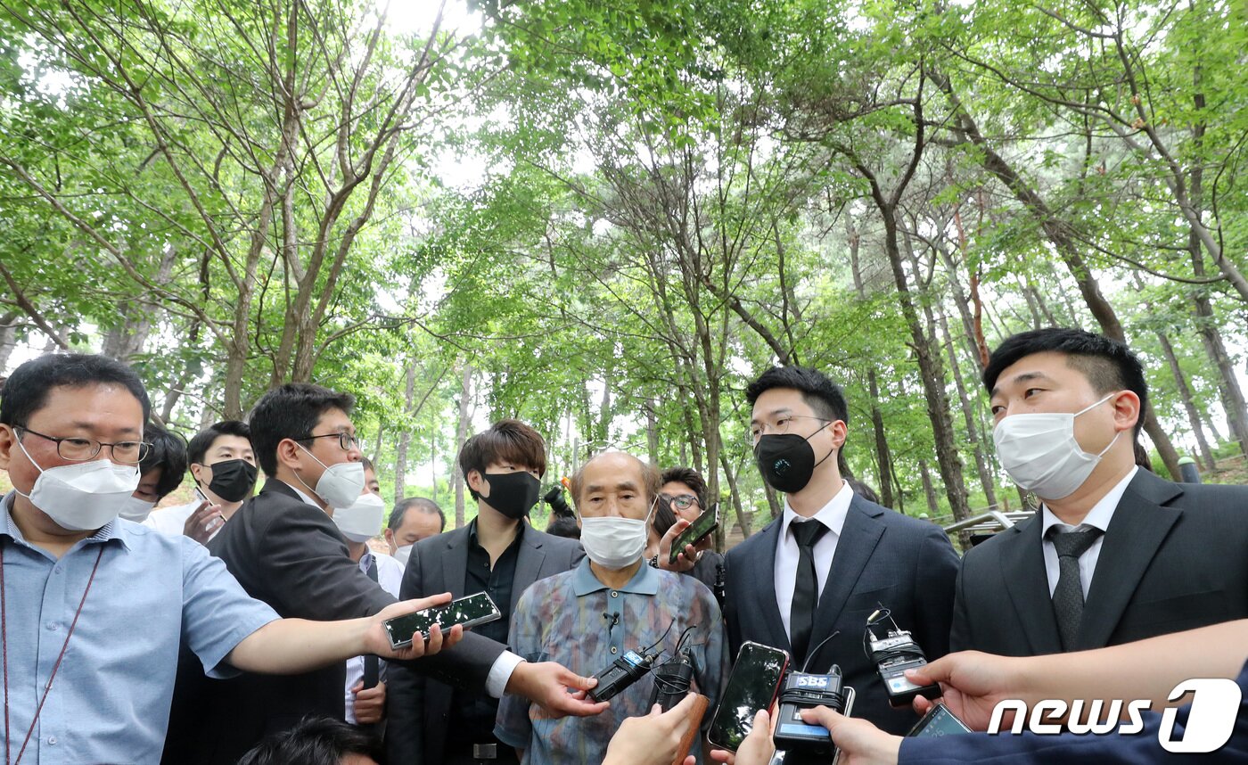 본문 이미지 - 7일 오전 경기도 화성시 소재 한 근린공원에서 연쇄살인 사건 피의자 이춘재에 희생된 초등학생의 유가족이 위령제를 마치고 입장을 밝히고 있다. 2020.7.7/뉴스1 ⓒ News1 조태형 기자
