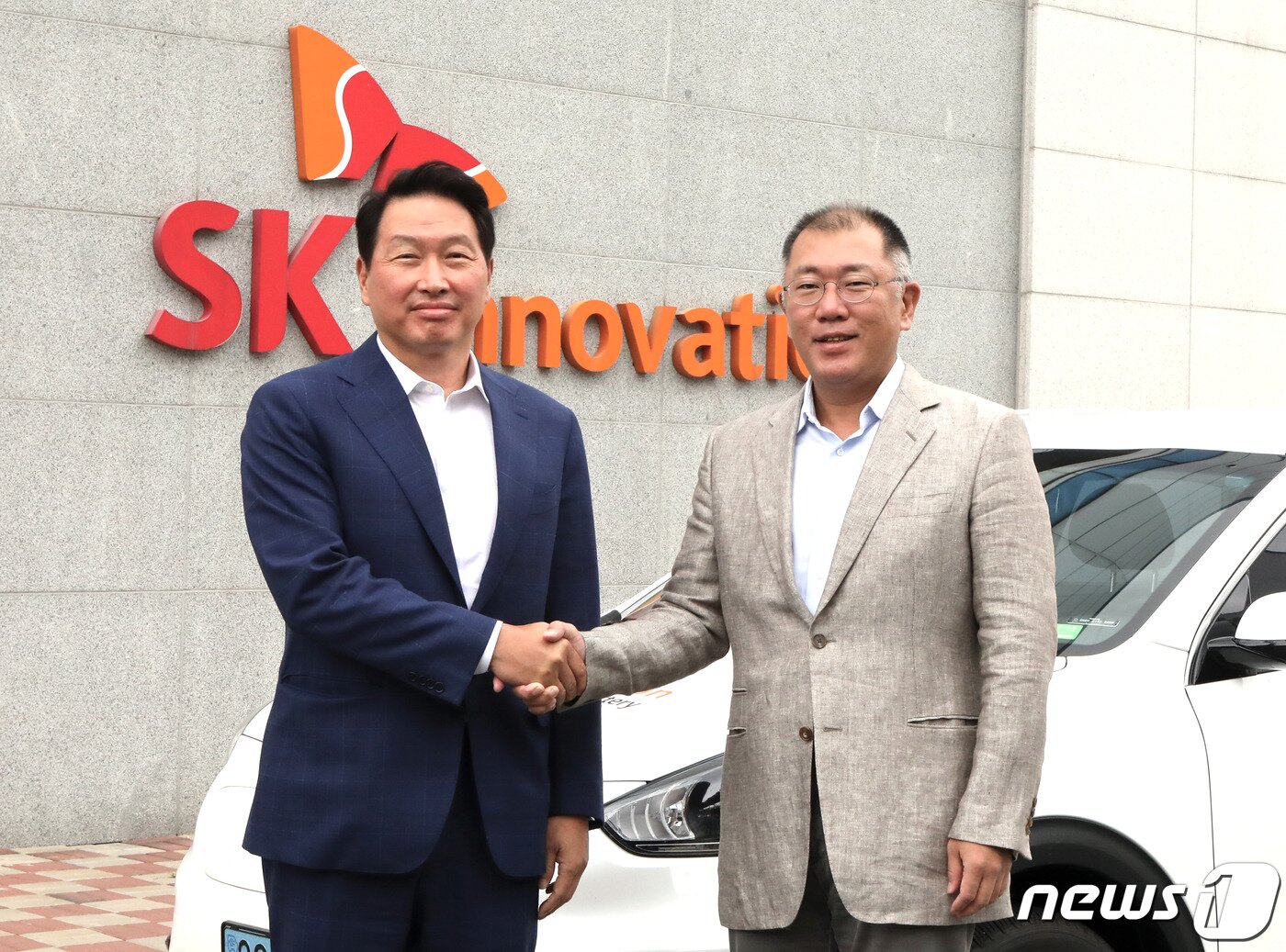 본문 이미지 - 최태원 SK그룹 회장(왼쪽)과 정의선 현대차그룹 수석부회장(사진=SK·현대차 제공)ⓒ 뉴스1