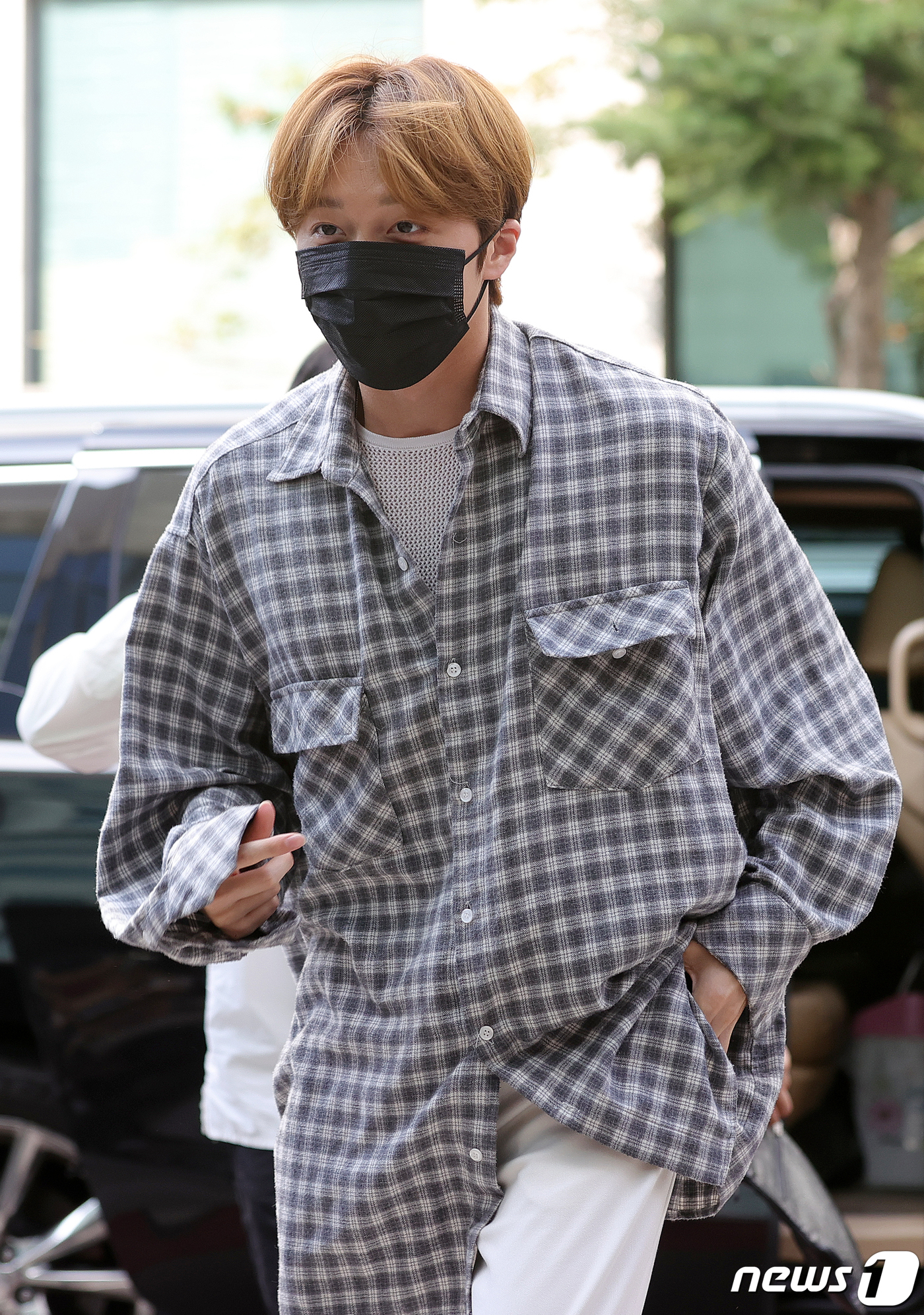 (서울=뉴스1) 김진환 기자 = SF9 찬희가 7일 ‘열린음악회’ 녹화를 위해 서울 영등포구 여의도 KBS 신관에 들어서며 인사를 하고 있다. 2020.7.7/뉴스1