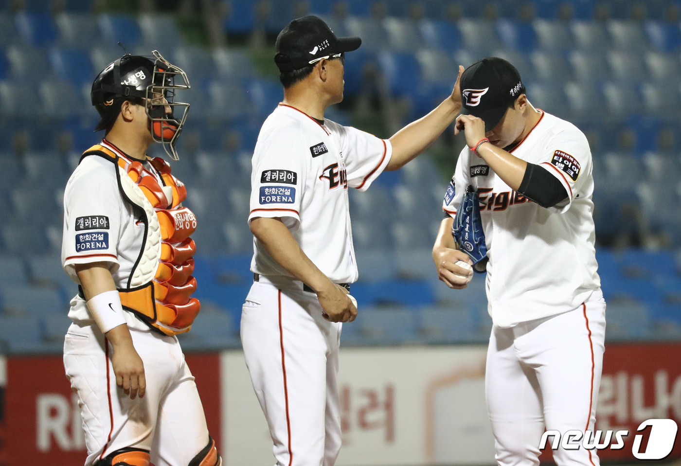 (대전=뉴스1) 김기태 기자 = 7일 오후 대전 중구 한화생명이글스파크에서 열린 프로야구 2020 신한은행 SOL KBO리그 롯데 자이언츠와 한화 이글스 경기에서 8회초 2사 한화 …