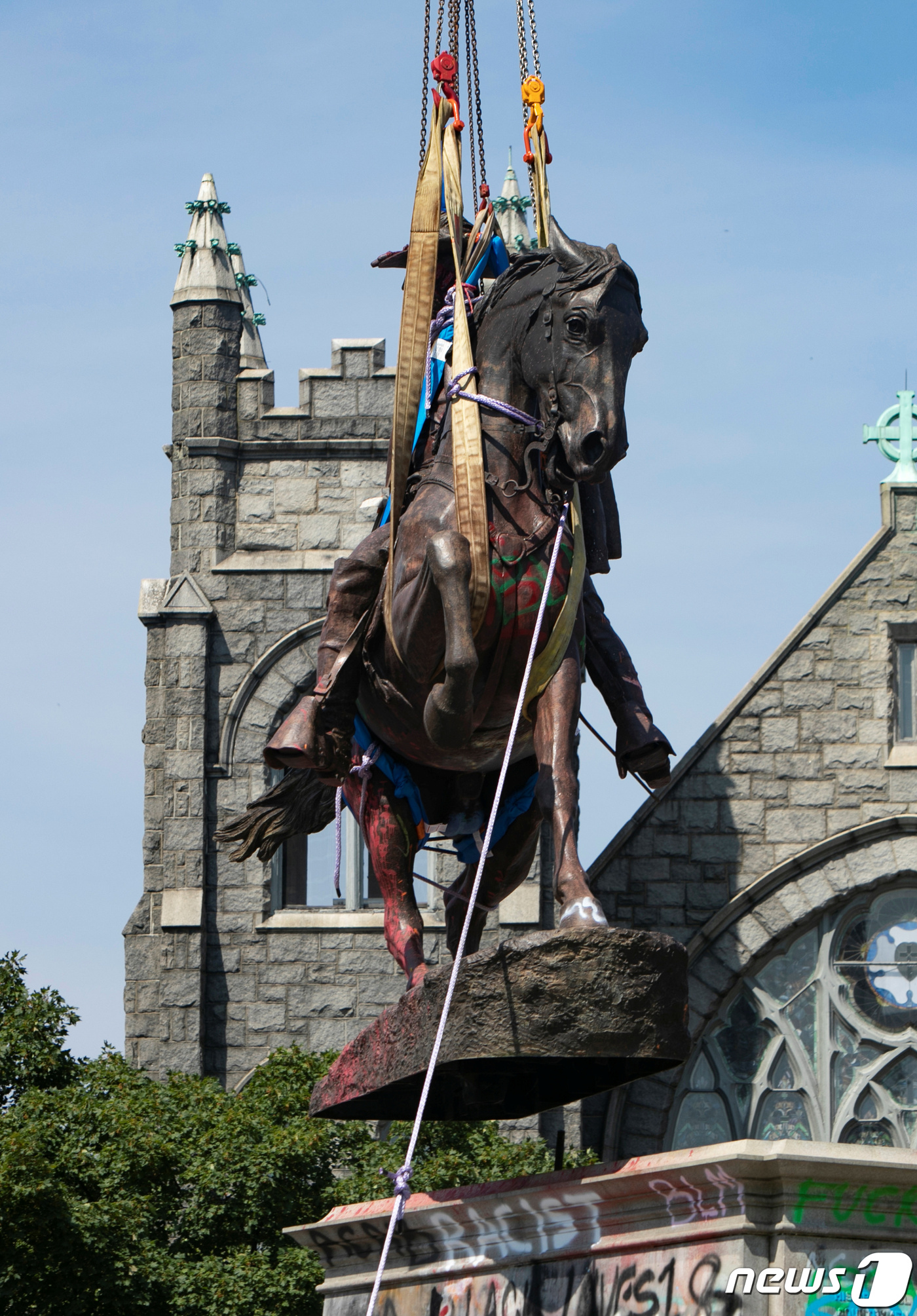 (리치먼드 로이터=뉴스1) 우동명 기자 = 7일(현지시간) 버지니아주 리치먼드에 있는 남북전쟁 당시 남부동맹의 사령관이었던 로버트 리 장군의 동상이 철거되고 있다.ⓒ 로이터=뉴스1 …