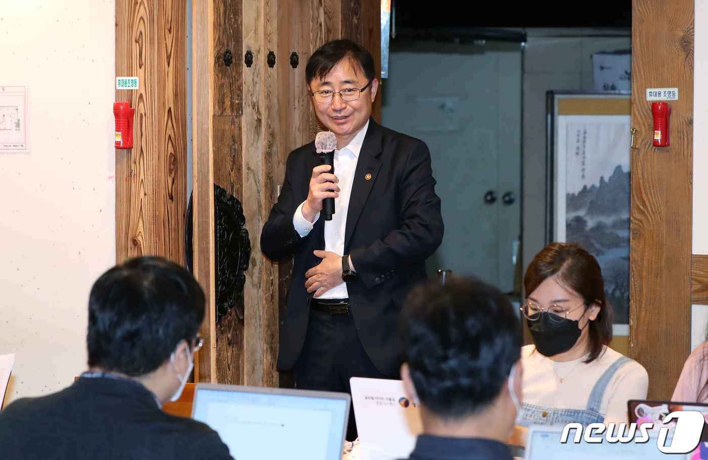 본문 이미지 - 오영우 문화체육관광부 제1차관이 8일 서울 종로구의 한 식당에서 기자들과 간담회를 갖고 코로나19 극복 예술계 생태계 정상화를 위한 하반기 지원 확대에 대한 설명을 하고 있다.ⓒ 뉴스1