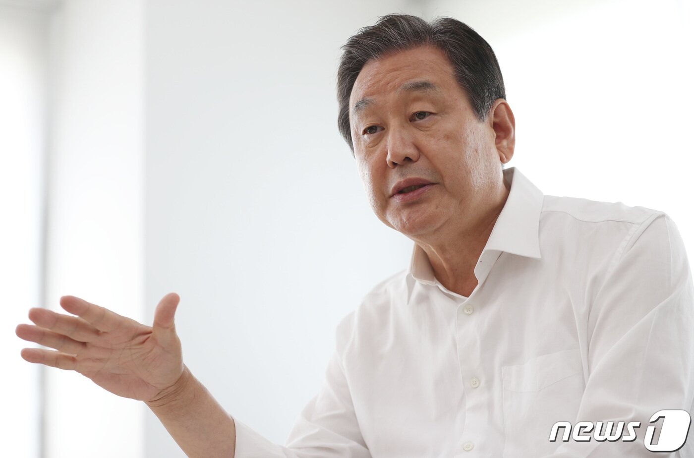 본문 이미지 - 김무성 전 미래통합당 의원이 8일 오후 서울 마포구 사무실에서 뉴스1과 인터뷰를 갖고 있다. 2020.7.8/뉴스1 ⓒ News1 박지혜 기자