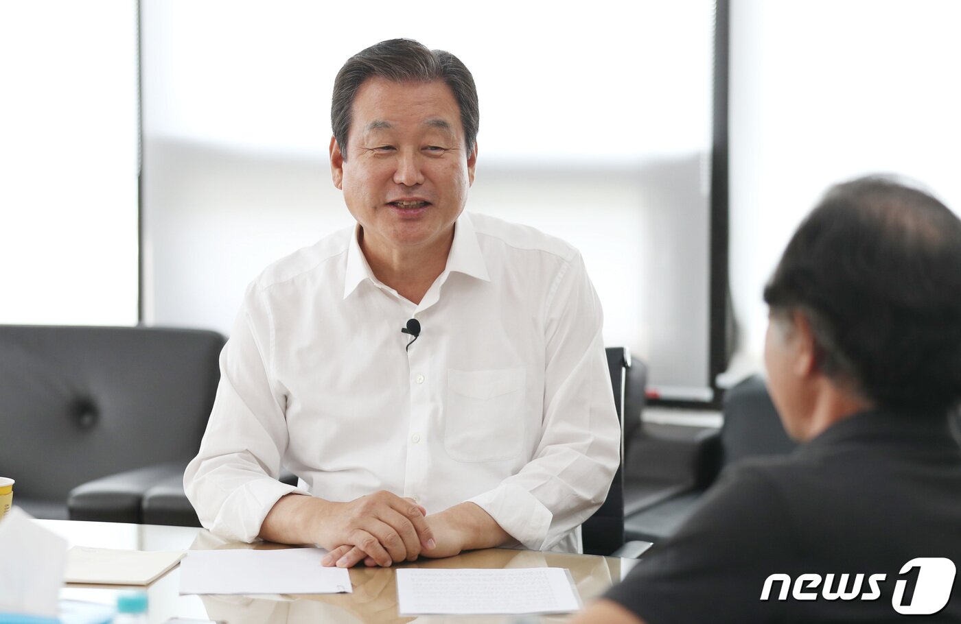 본문 이미지 - 김무성 전 미래통합당 의원이 8일 오후 서울 마포구 사무실에서 뉴스1과 인터뷰를 갖고 있다. 2020.7.8/뉴스1 ⓒ News1 박지혜 기자