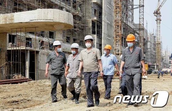 평양종합병원 건설장 찾은 북한 박봉주