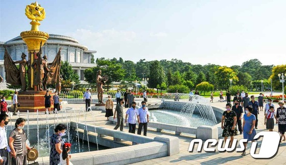 김일성 주석 26주기…금수산태양궁전 광장에 모인 北 주민들