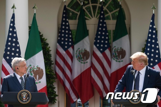 [사진] 기자회견하는 트럼프와 멕시코 대통령