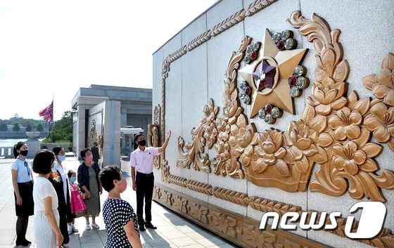 김일성 주석 26주기…금수산태양궁전 앞에 모인 北 주민들
