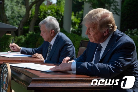 [사진] 공동선언문에 서명하는 트럼프와 멕시코 대통령